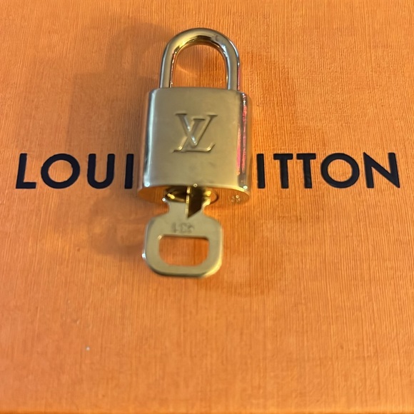 No 431 Louis Vuitton Padlock Set - Picture 5 of 8